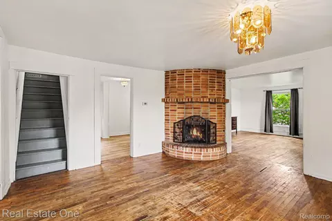 Living - 103 Stockbridge St, Unadilla, MI 48137 photo 3 of 7