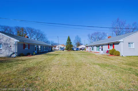 16550 Petrie St, Roseville, MI 48066