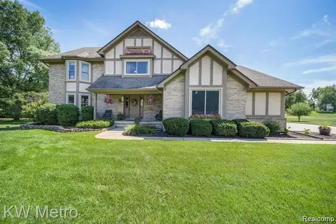 6886 Vail Ct, Independence, MI 48348