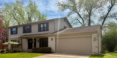31018 Pickwick Ln, Beverly Hills, MI 48025