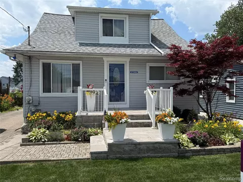 37805 Maplehill St, Harrison, MI 48045
