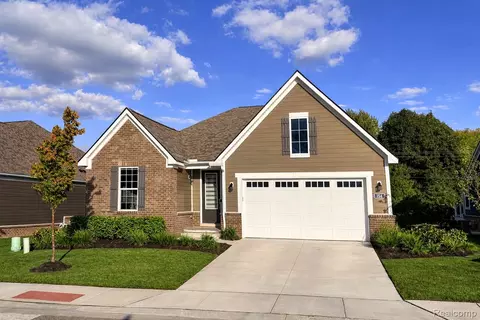 154 Mulberry Ln, Rochester Hills, MI 48309