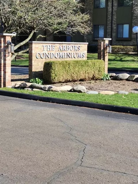 27333 Arborway Rd #44, Southfield, MI 48033