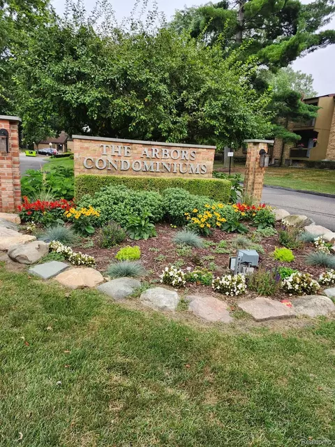 27333 Arborway Rd #44, Southfield, MI 48033