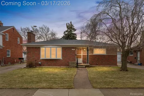 22500 Barton St, Saint Clair Shores, MI 48081