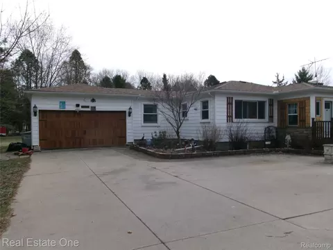 28450 Pontiac Trl, Lyon, MI 48178