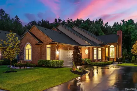 2515 Barberry Dr #21, Shelby Township, MI 48316