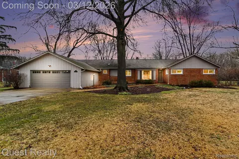 28094 Wildwood Trl, Farmington Hills, MI 48336