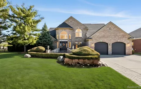 51246 Woodside Dr, Macomb, MI 48042