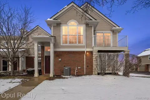 28263 Oakmonte Cir, Lyon, MI 48165