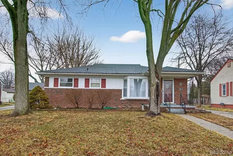 829 Chippewa St, Mount Clemens, MI 48043