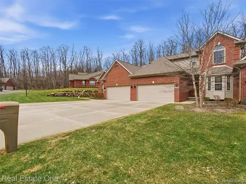 9572 Kingsway Cir, Springfield, MI 48348