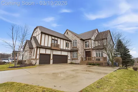 10130 St Ives Way, Grand Blanc, MI 48439