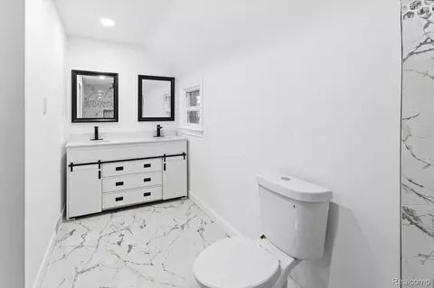 Bath - 11943 E Outer Dr, Detroit, MI 48224 photo 3 of 4