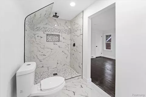 Bath - 11943 E Outer Dr, Detroit, MI 48224 photo 2 of 4