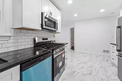 Kitchen - 11943 E Outer Dr, Detroit, MI 48224 photo 2 of 2