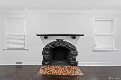 Living - 11943 E Outer Dr, Detroit, MI 48224 photo 4 of 4