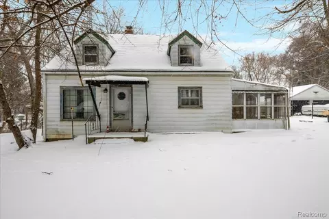 7348 Bennett Dr, Whitmore Lake, MI 48189