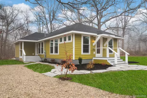 15801 Oak Ave, Chikaming, MI 49129