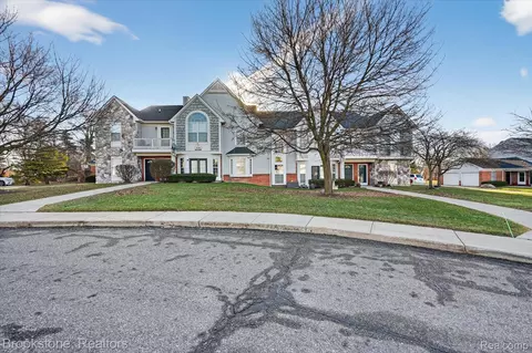 220 Oakbrooke Dr #3, South Lyon, MI 48178