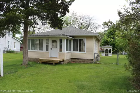 8 Maple St, Oxford, MI 48371