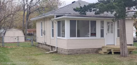 8 Maple St, Oxford, MI 48371