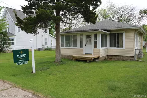 8 Maple St, Oxford, MI 48371
