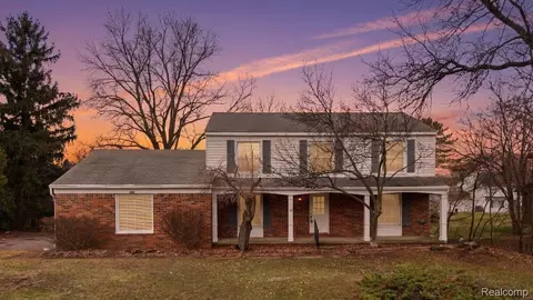 5634 Stratford Dr, West Bloomfield, MI 48322