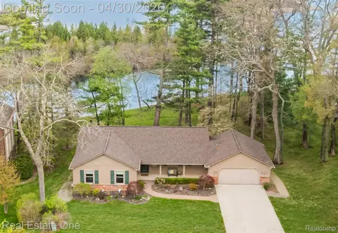 2748 Armstrong Dr, Orion, MI 48360