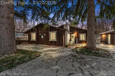240 N Roslyn Rd, Waterford, MI 48328