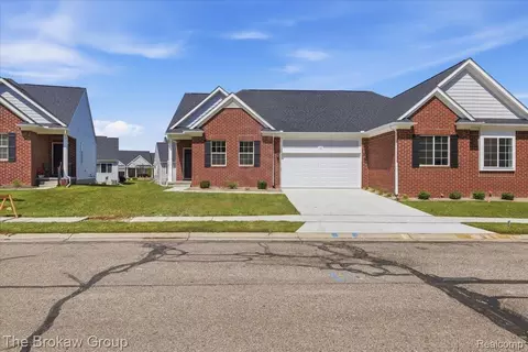 1435 Luxington Dr, Lapeer, MI 48446