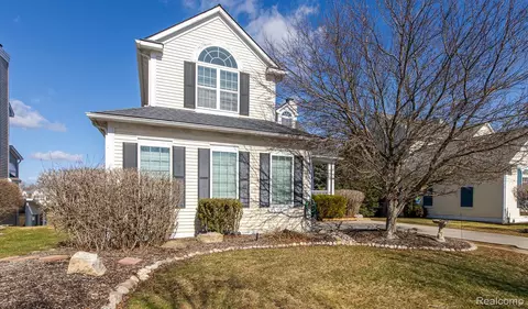 1004 Island Lake Dr, Oxford, MI 48371