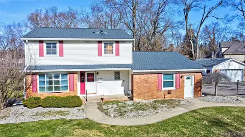 215 Parkview Blvd, Orion, MI 48362