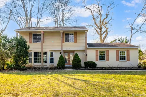 5516 Priory Ln, Bloomfield Hills, MI 48301