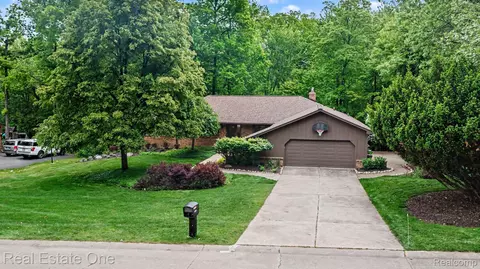 4757 Hardwoods Dr, West Bloomfield, MI 48323