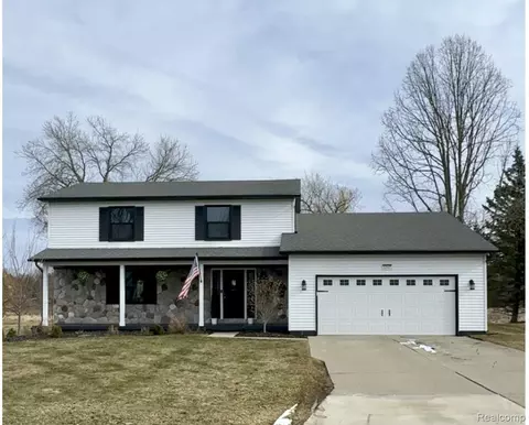 1347 Bush Creek Dr, Grand Blanc, MI 48439