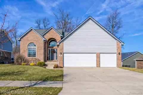 707 6th St, Fenton, MI 48430