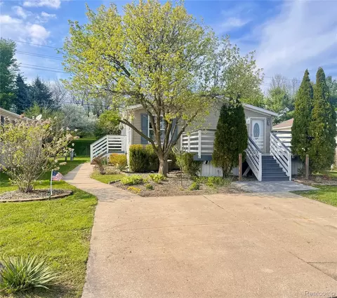 100 Riverview Cir, Saline, MI 48176