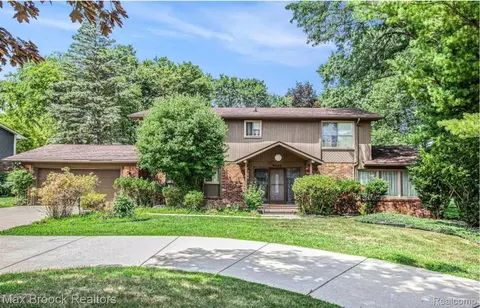 5622 Powder Horn Dr, West Bloomfield, MI 48322