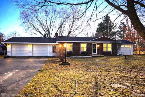11043 Hamburg Rd, Hamburg, MI 48189