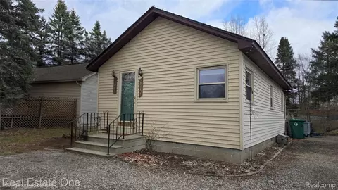 2517 Massena St, Commerce, MI 48382