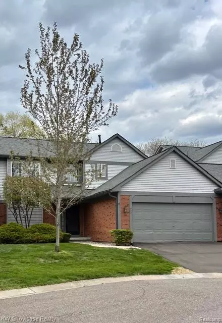 555 Winwood Ct, Walled Lake, MI 48390
