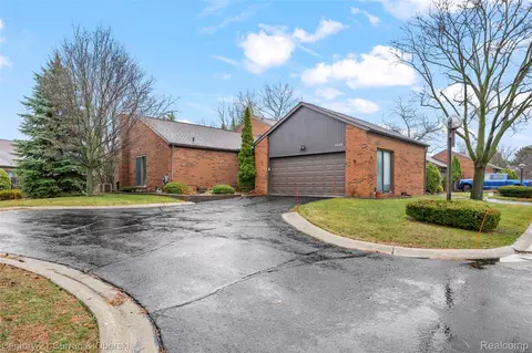 3118 Lindenwood Dr, Dearborn, MI 48120