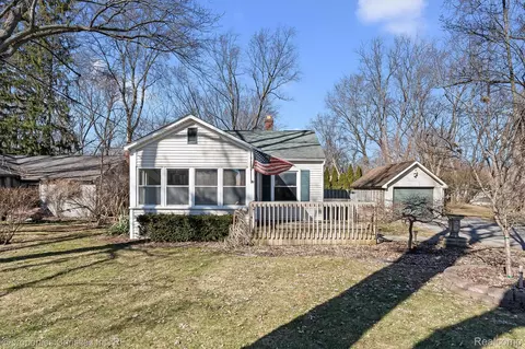 9280 Tanbay St, Commerce, MI 48382