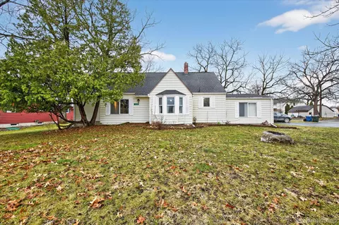13520 N Fenton Rd, Fenton, MI 48430