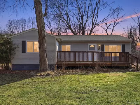 8568 Janis St, Shelby Township, MI 48317