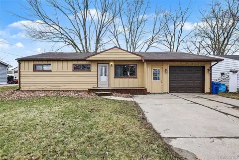 2423 N Long Lake Rd, Fenton, MI 48430