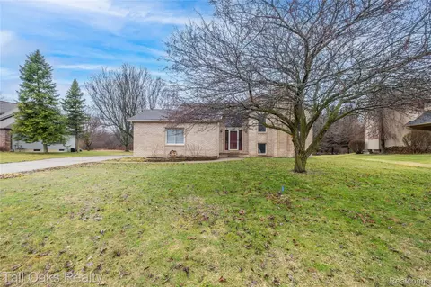 2411 Briar Creek Ln, Burton, MI 48509