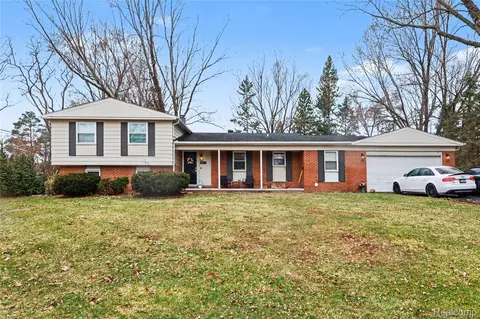 1141 Winchcombe Dr, Bloomfield Hills, MI 48304