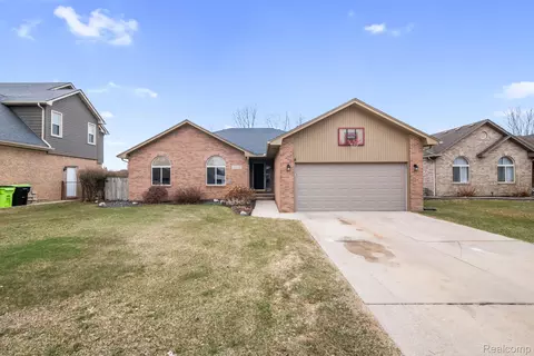 49248 Berkshire Dr, Chesterfield, MI 48047